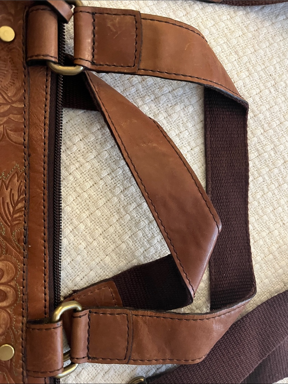 Beautiful FOSSIL Leather Handbag - Picture 4 of 8